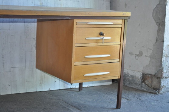 Mid-Century Hongaars Bureau – Mid Century Modern (photo 6 of 8)