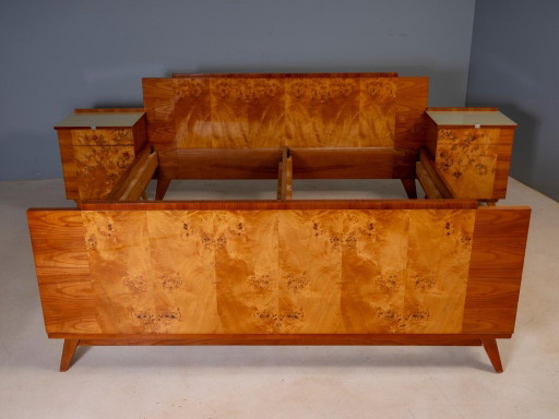 Juego de dormitorio checoslovaco vintage con chapa de madera de raíz, cama y dos mesitas de noche, mediados (photo 2 of 12)