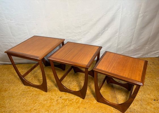 Ensemble de tables gigognes en teck style rétro vintage des années 50, signé G Plan (1960). Cet ensemble de (photo 3 of 12)