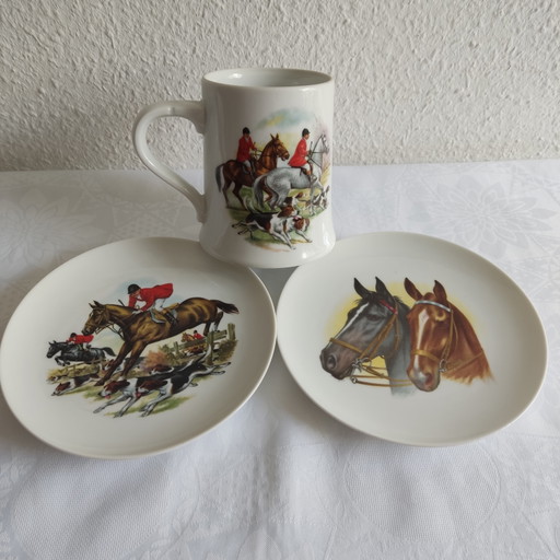 Servizio da tavola in porcellana Kaiser – Motivo caccia / Motivo cavallo – Brocca e 2 piatti – tafelwaar, Porcelain