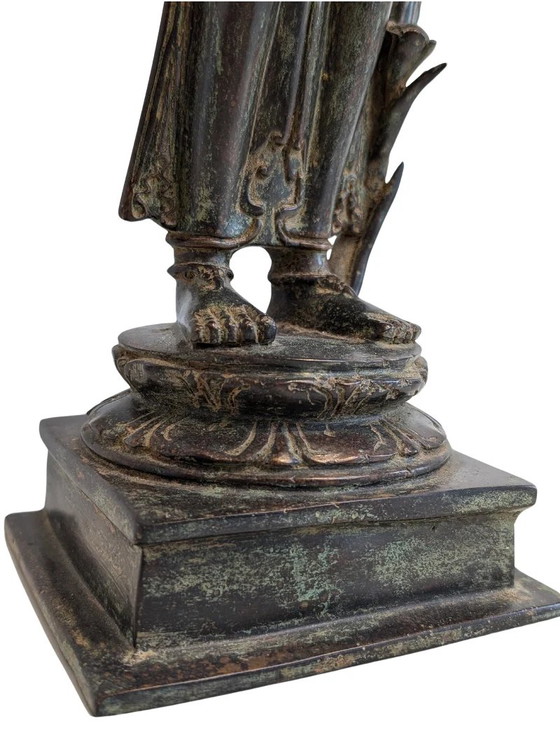 Lakshmi (Sri Devi) – Südindische Bronze-Göttinnenstatue, 17. Jahrhundert – Bildhauerei (photo 8 of 12)