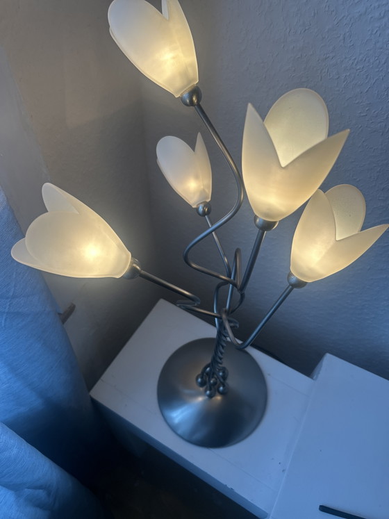 Lampada da tavolo dal design floreale distintivo, con paralumi in vetro a forma di tulipano e base in metallo. (photo 5 of 6)