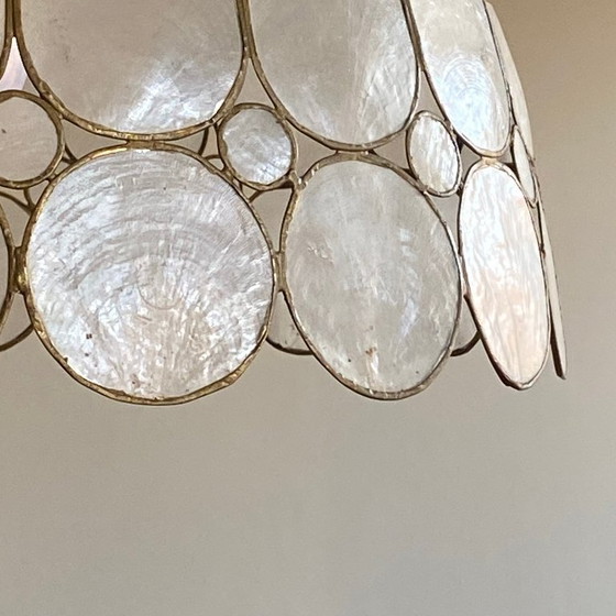 Image 1 of Vintage hanglamp uit de jaren 50 met kap van parelmoer.