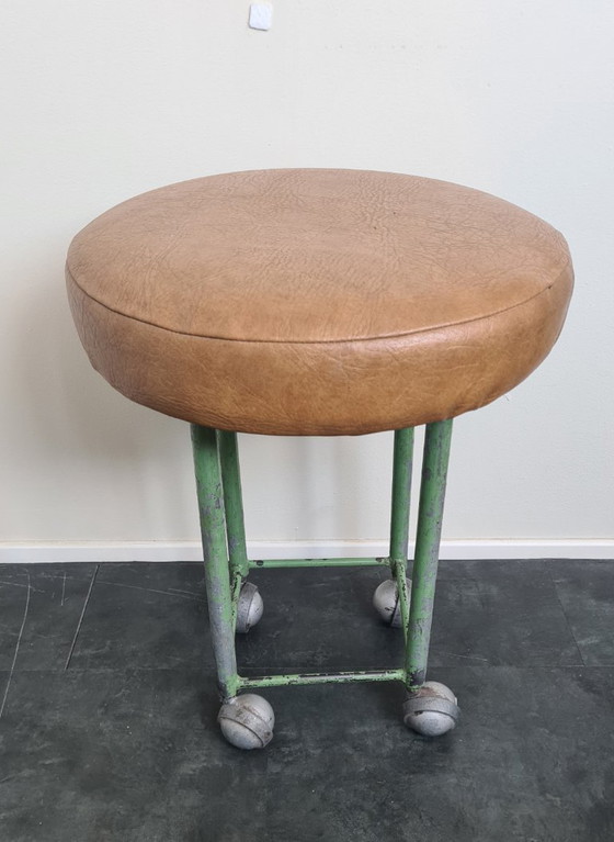 Image 1 of Vintage krukje met wieltjes - industrieel atelier werkplaats