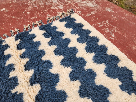 Image 1 of Blauw & Ivoor Beni Ouarain tapijt 274x208 cm – Handgemaakt Marokkaans wollen tapijt – Modern gestreept Berberdesign