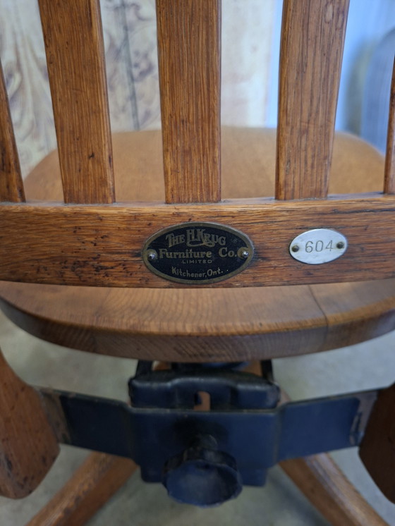 Image 1 of Antiker, verstellbarer Drehstuhl aus Eichenholz der Firma H. ​​Krug Furniture Company, Maße 42 x 50 cm und 78 cm hoch.