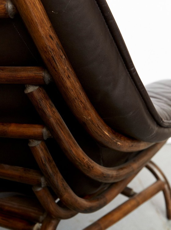 Image 1 of Fauteuil en voetenbank van bamboe en leer