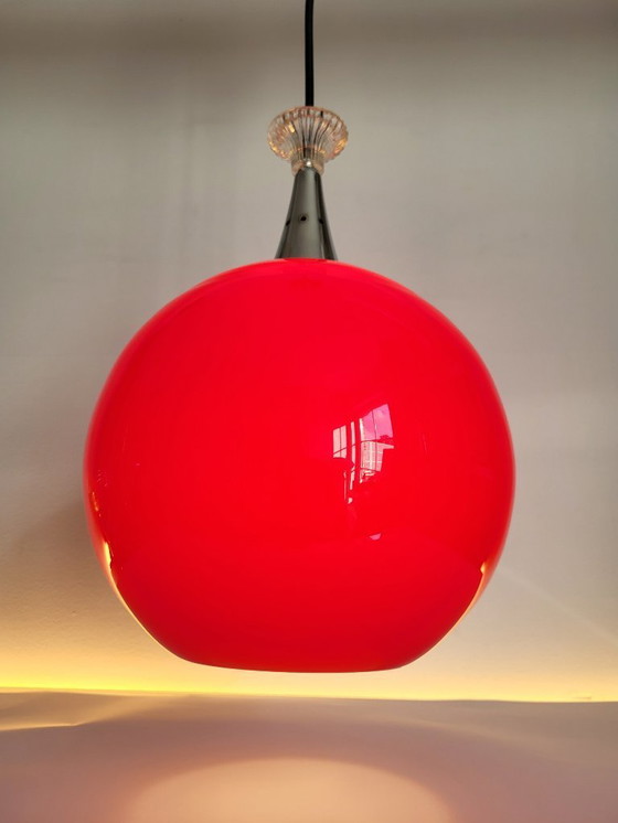 Image 1 of Lámpara colgante de cristal opalino rojo de la era espacial con acabado cromado, años 60