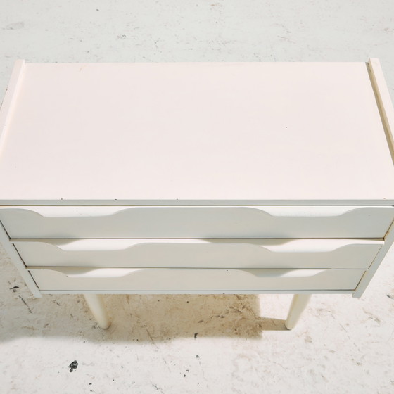 Image 1 of Mk9920 Table de nuit peinte en blanc avec trois tiroirs