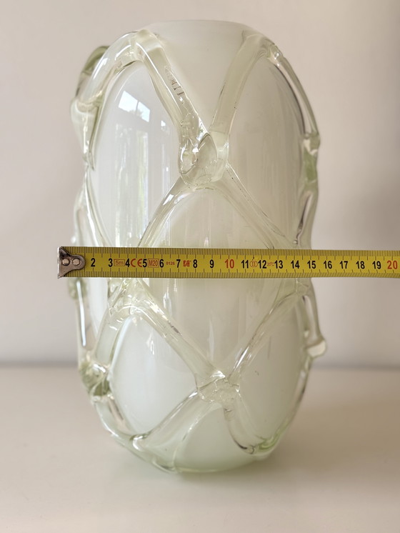 Image 1 of Jarrón de vidrio hecho a mano con diseño de rejilla: objeto de arte