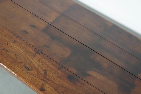 Image 1 of Deze Franse consoletafel werd ontworpen en vervaardigd rond het einde van de 19e eeuw uit marmer en gietijzer. De tafel verkeert