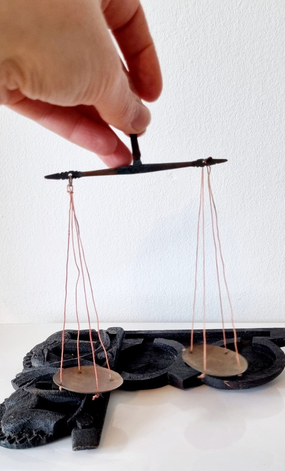 Image 1 of Antica bilancia in legno di teak intagliato.