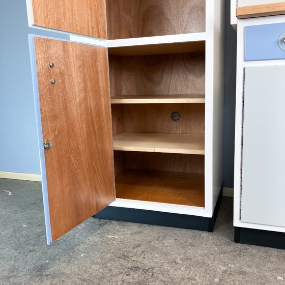 Image 1 of Muebles de cocina, azul pastel y gris claro, estilo años 60, mediados de siglo.