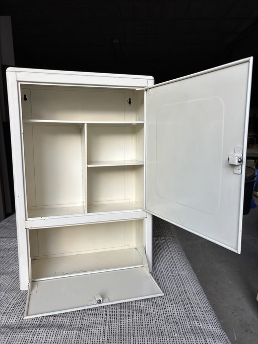 Armadietto dei medicinali in metallo vintage