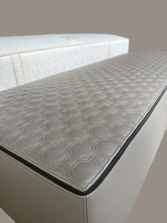 Cama desplazada Minotti Yang – Camas de matrimonio, Leather, Other (photo 9 of 12)