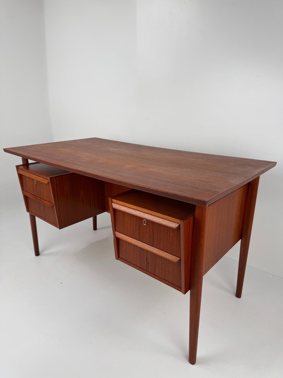 Image 1 of Dänischer Chefschreibtisch aus Teakholz – Eleganter Arbeitsplatz im Stil der Mitte des 20. Jahrhunderts