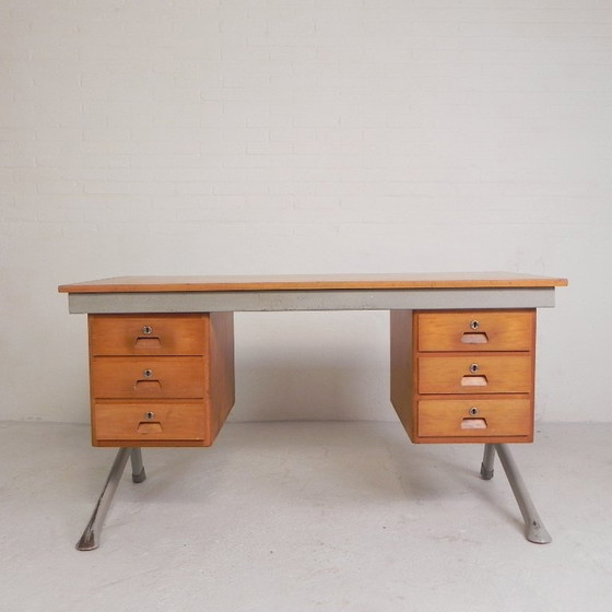 Escritorio industrial con 2 cajoneras, década de 1960. – Wood, Iron (photo 5 of 32)