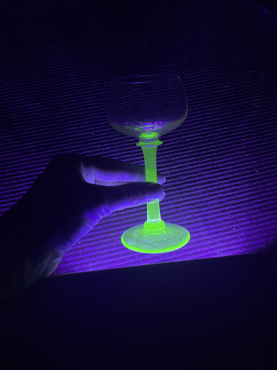 Image 1 of Ensemble de 9 verres à vin/à porto vintage d'Alsace – Verre à l'uranium (14 cm)
