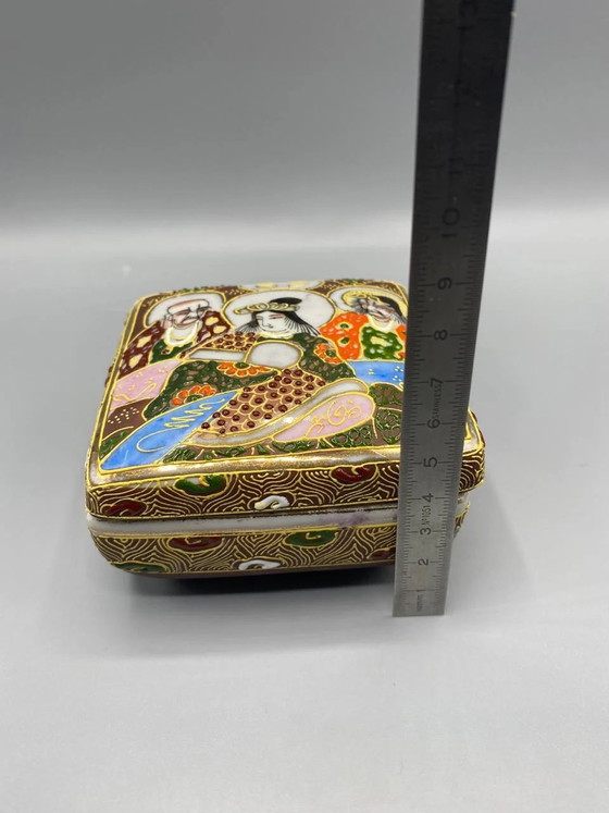 Schmuckkästchen aus Satsuma-Porzellan mit Kannon- und Rakan-Buddhistenfiguren, Seigaiha-Muster – Geschirr (photo 6 of 6)