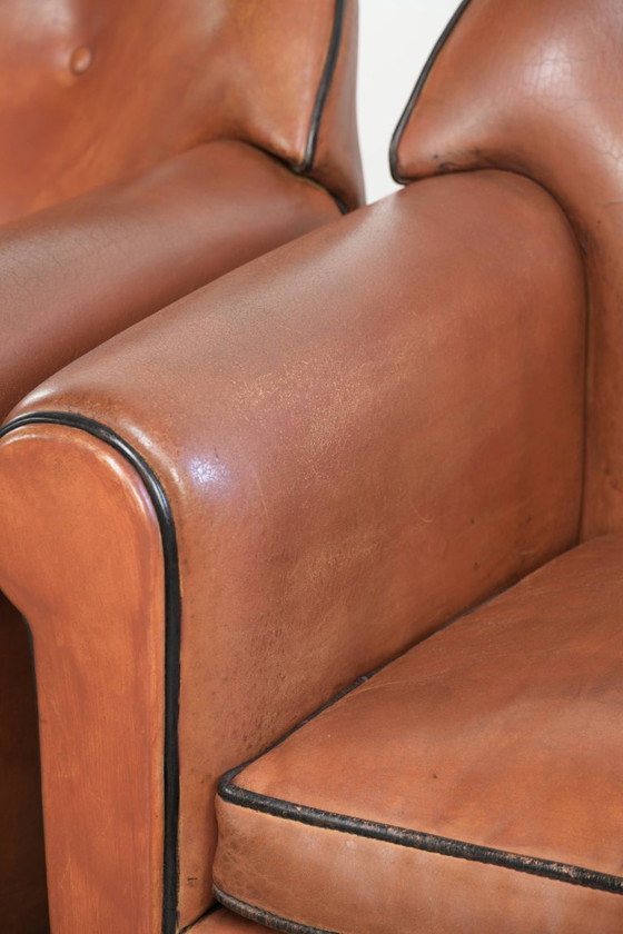 Image 1 of 2 poltrone di design Bart van Bekhoven in pelle di pecora con schienale arrotondato e profili neri.
