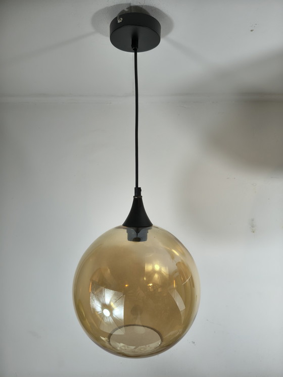 Image 1 of Lampada a sospensione a sfera in vetro color ambra champagne