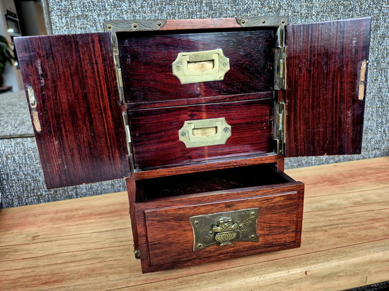 Image 1 of Antico portagioie cinese in palissandro con accessori in ottone