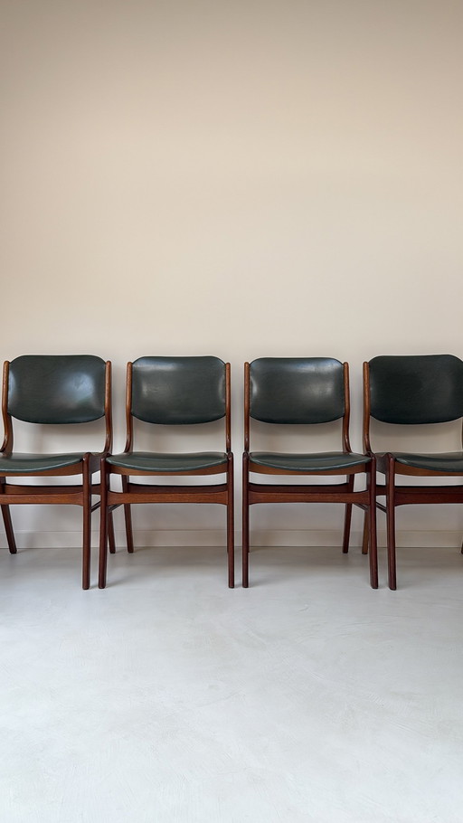 Quatre chaises de salle à manger vintage en bois avec dossier et assise en skaï vert