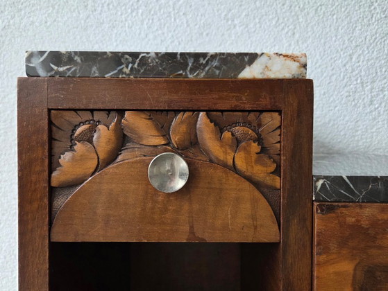 Image 1 of Mesita de noche original francesa de estilo Art Déco (nogal flameado y mármol) – década de 1930