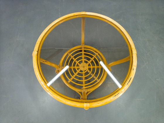 Image 1 of Mesa de centro italiana de ratán de mediados de siglo con tapa de cristal, década de 1960.
