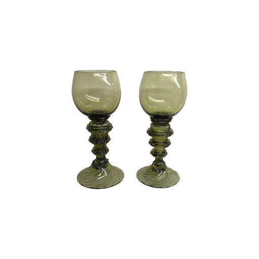 Verres Roemer anciens vert olive, datant d'environ 1900.