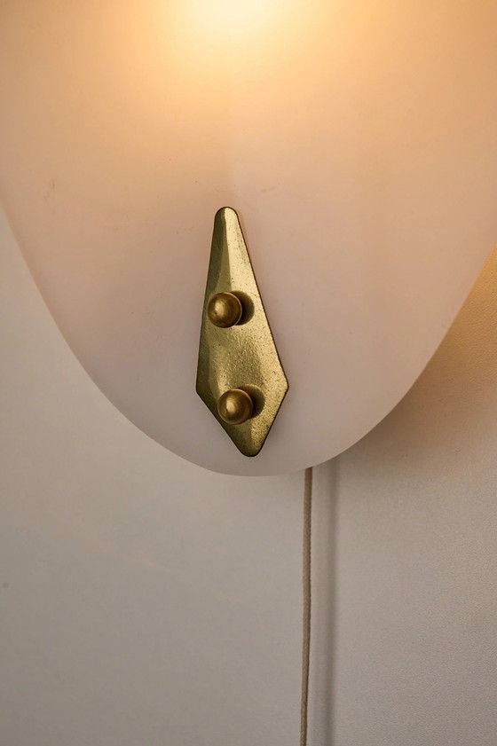 Driehoekige wandlampen van acryl en messing, Wit, Vintage (foto 2 van 9)