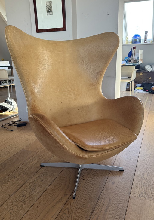 Arne Jacobsen Egg Chair – Fritz Hansen – Vintage leer, licht walnoot – Designklassieker