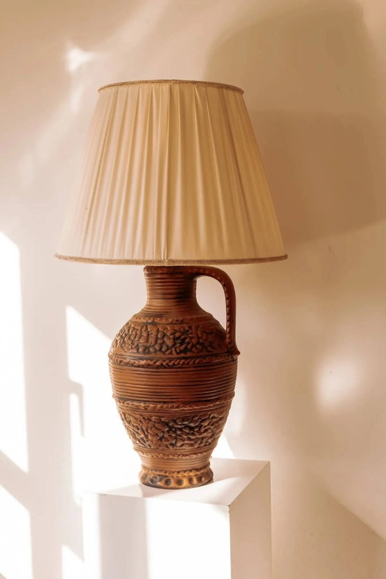 Große Keramik Tischlampe aus Westdeutschland mit plissiertem Schirm. – Tischlampen, Porzellan, Vintage (photo 6 of 10)