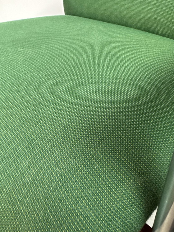 Image 1 of Juego de 4 sillas de comedor Thereca de diseño de mediados de siglo con tapicería verde vibrante.