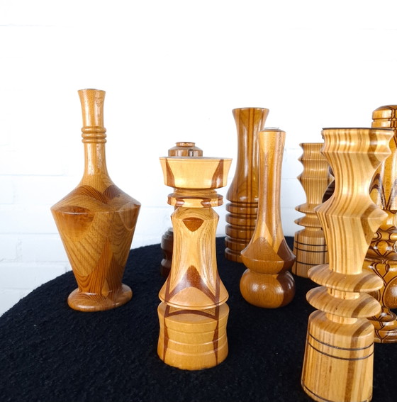 Image 1 of Set di 14 candelieri e piccoli vasi vintage in legno tornito a mano con intarsio.