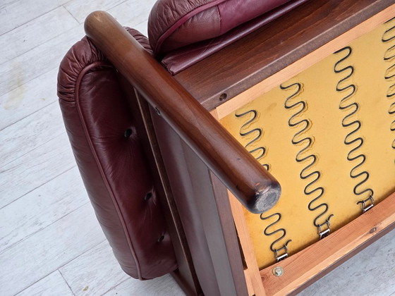 Image 1 of Schwedisches 2-Sitzer-Sofa aus den 1970er Jahren, braunes Leder mit Patina, dunkles Buchenholz.