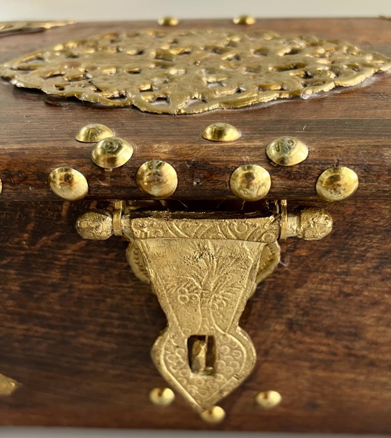 Image 1 of Handgemaakte houten doos met messing beslag – decoratief vintage stuk