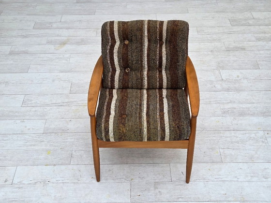 Image 1 of Fauteuil danois des années 1970, en bois de hêtre, recouvert de tissu d'ameublement en laine.