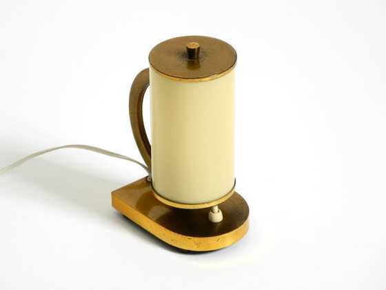 Image 1 of Lampe de table en laiton des années 1940, rare et magnifique, avec abat-jour en verre opale.