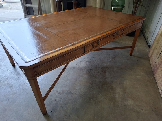 Image 1 of Klassieke grote chesterfield salon tafel, met lederen inleg, lichte gebruikssporen  afm. 150x100cm en 56cm hoog.
