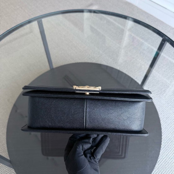Image 1 of Chanel Boy Medium - Caviale 25 cm Chevron Nero Hardware Oro