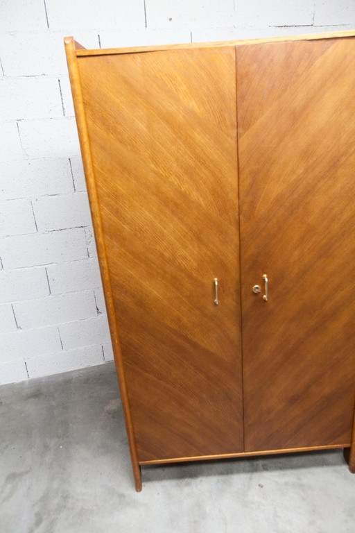 Armoire 1950 Mid-Century-Modern chêne en frisage 2 portes, 2 tiroirs, 4 étagères, 30cm de penderie et miroir 54x18cm