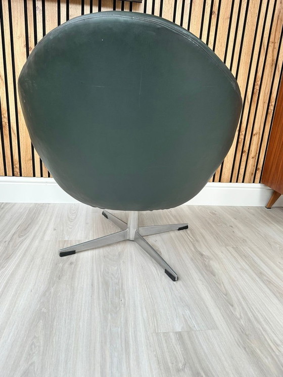 Image 1 of Fauteuil pivotant en vinyle vert foncé style Mid-Century Modern