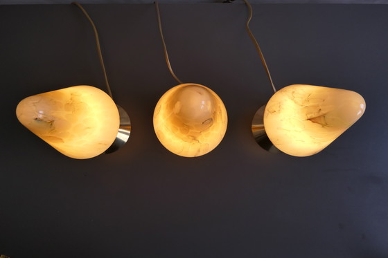 Image 1 of Tre caratteristiche lampade da tavolo Art Déco, coniche, in ottone e vetro marmorizzato