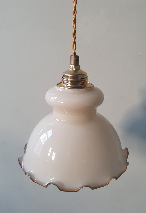 Image 1 of Vintage kleine glazen hanglamp met decoratie rand in bruintint. 