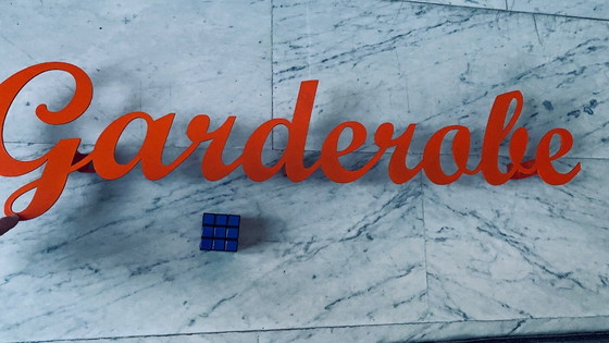 Image 1 of Vintage metalen wandtekst “Garderobe” –  retro typografie in staal