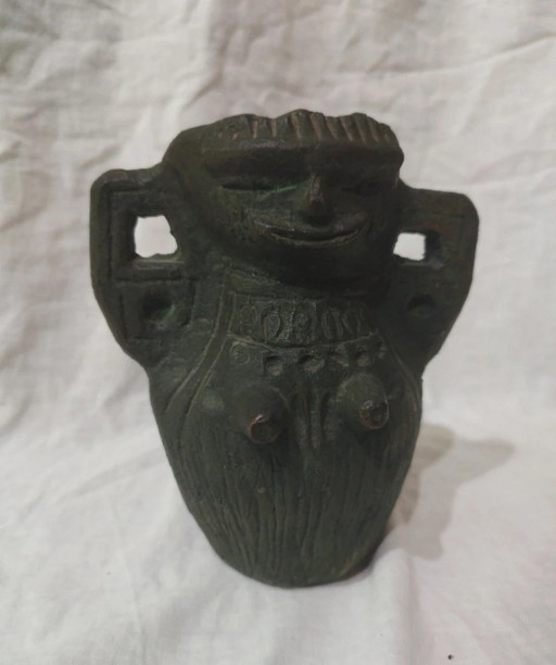 Vase en bronze représentant une figure expressionniste