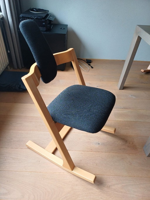 6 chaises de salle à manger ergonomiques offrant un soutien parfait.