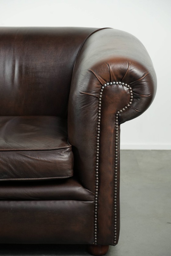 Image 1 of Lussuoso divano Chesterfield in morbida pelle bovina marrone, dal look inglese senza tempo.
