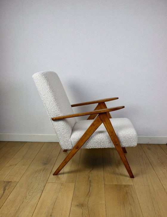 Image 1 of Fauteuil vintage B-310 VAR blanc structure bouclé années 1970 - bois couleur hêtre